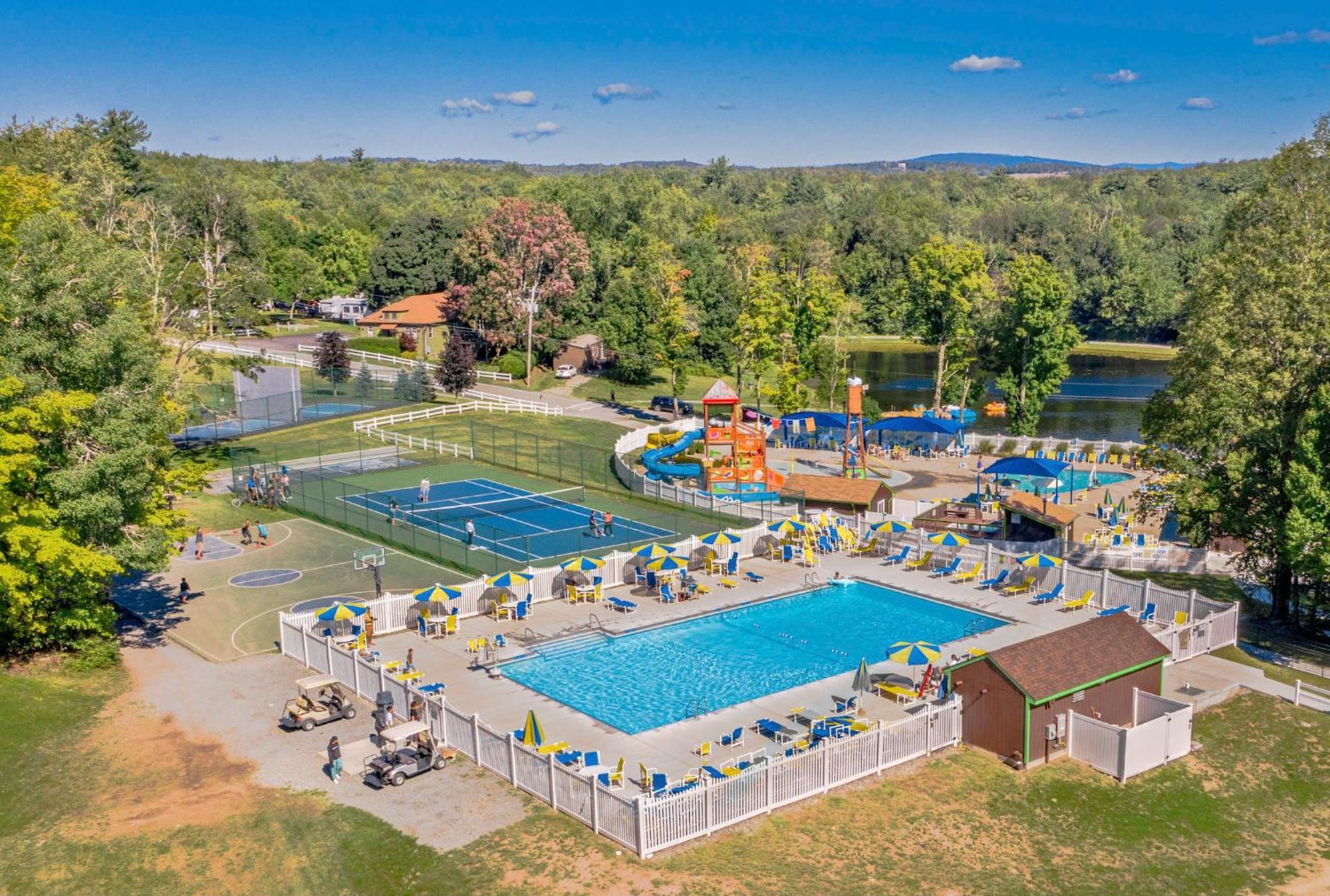 Вилла Jellystone Park Birchwood Acres Greenfield Park Экстерьер фото